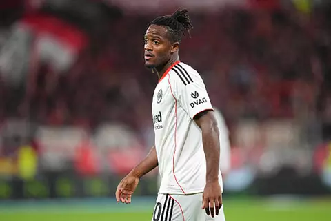 فشل في تعويض مرموش.. باتشواي على أعتاب الرحيل عن فرانكفورت